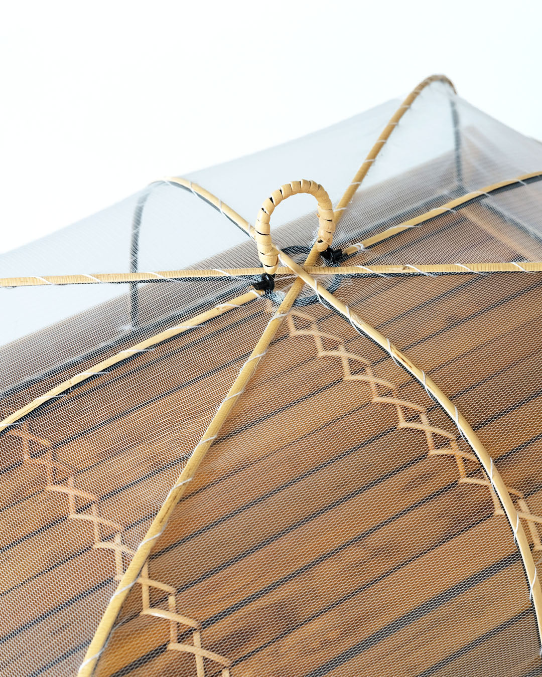 Panera de bambú natural con asas y tapa de malla Maduro rectangular, articulo hecho a mano con acabado natural, disponible en 3 medidas, fabricado en Indonesia
