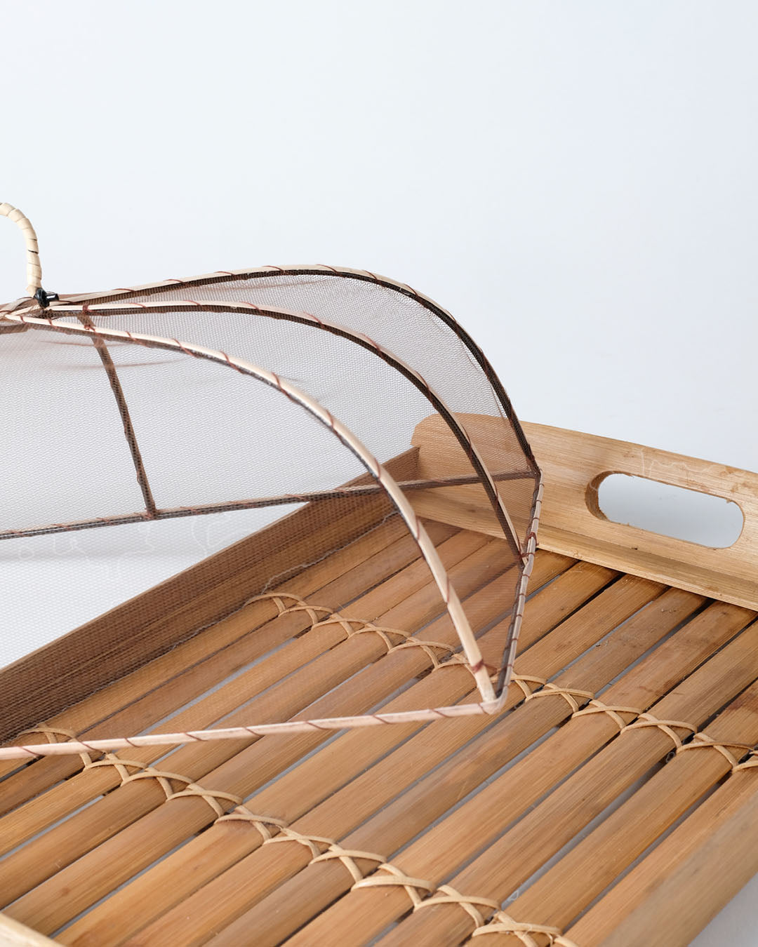 Panera de bambú natural con asas y tapa de malla Maduro rectangular.