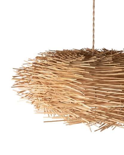 Lampara colgante de techo de ratán natural Soka con forma de nido, hecha a mano con acabado natural, altura 35 cm diámetro 70 cm, origen Indonesia