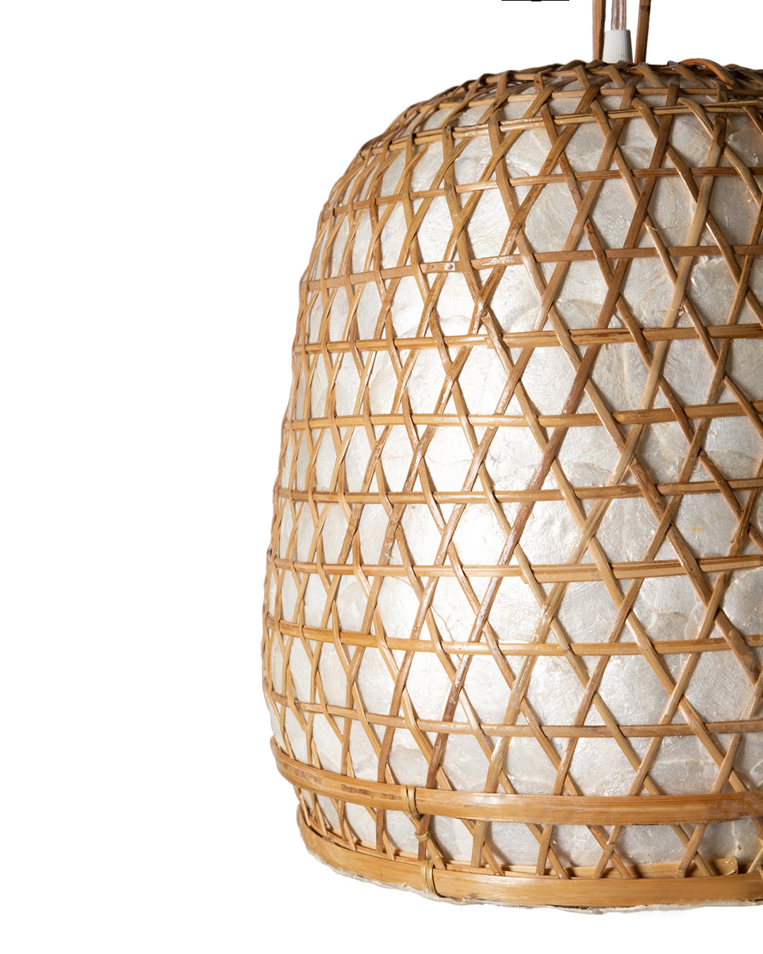 Lámpara colgante de techo de bambú natural y nácar Nganjuk.