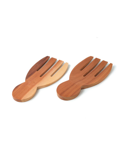 cucharas para ensalada de madera natural de sawo Sabang, hechas manualmente con forma de manos y acabado natural, largo 18 cm profundidad 9 cm, origen Indonesia
