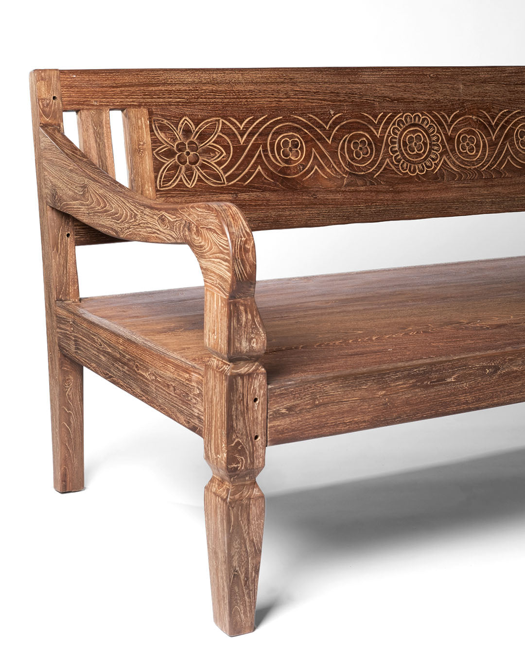 sofa de madera natural macizo de teca Batu Karas, tallado a mano con apoya brazos y respaldo, acabado natural, altura 85 cm largo 205 cm ancho 100 cm, fabricado en Indonesia