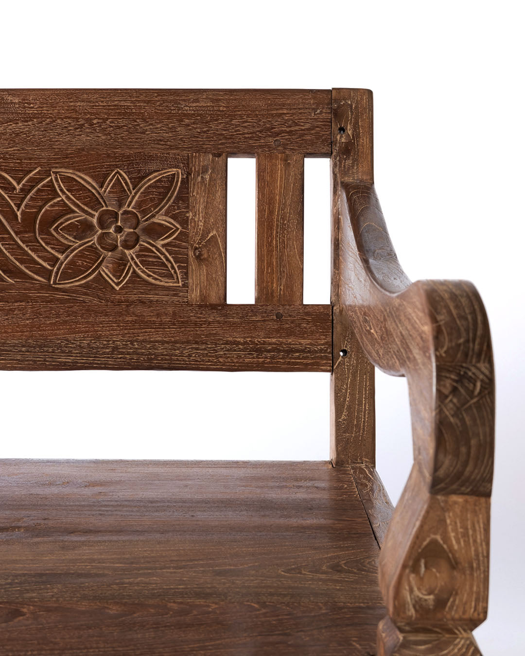 sofa de madera natural macizo de teca Batu Karas, tallado a mano con apoya brazos y respaldo, acabado natural, altura 85 cm largo 205 cm ancho 100 cm, fabricado en Indonesia