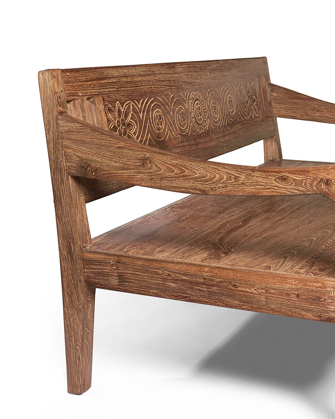 sofa de madera natural macizo de teca Batu Karas, tallado a mano con apoya brazos y respaldo, acabado natural, altura 85 cm largo 205 cm ancho 100 cm, fabricado en Indonesia