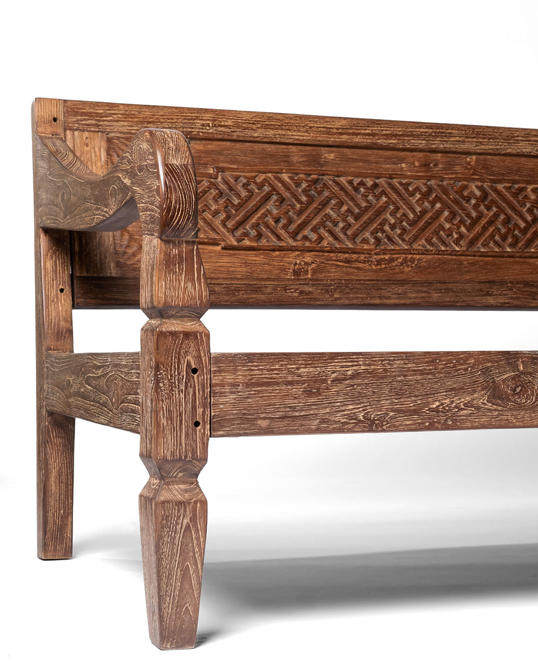 sofa de madera natural macizo de teca Batu Karas, tallado a mano con apoya brazos y respaldo, acabado natural, altura 85 cm largo 205 cm ancho 100 cm, fabricado en Indonesia