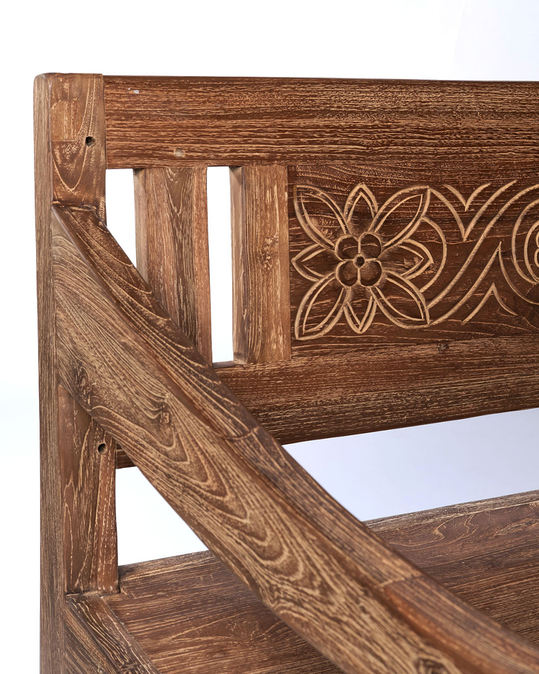 sofa de madera natural macizo de teca Batu Karas, tallado a mano con apoya brazos y respaldo, acabado natural, altura 85 cm largo 205 cm ancho 100 cm, fabricado en Indonesia