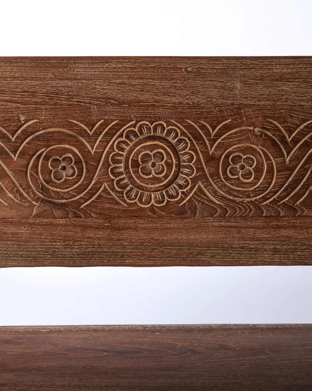 sofa de madera natural macizo de teca Batu Karas, tallado a mano con apoya brazos y respaldo, acabado natural, altura 85 cm largo 205 cm ancho 100 cm, fabricado en Indonesia