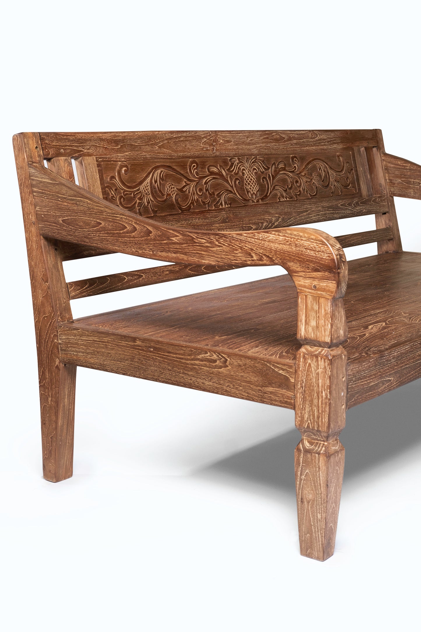 sofa de madera natural macizo de teca Batu Karas, tallado a mano con apoya brazos y respaldo, acabado natural, altura 85 cm largo 205 cm ancho 100 cm, fabricado en Indonesia