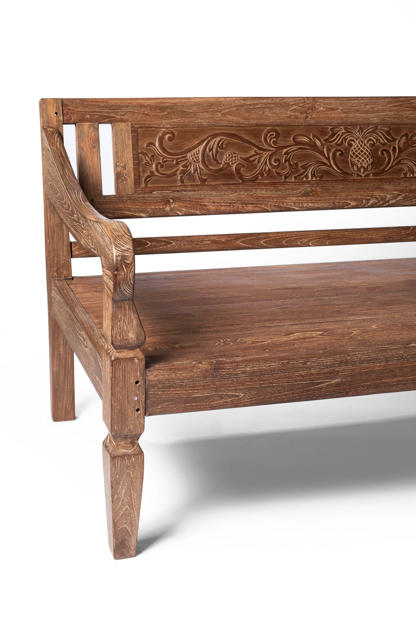 sofa de madera natural macizo de teca Batu Karas, tallado a mano con apoya brazos y respaldo, acabado natural, altura 85 cm largo 205 cm ancho 100 cm, fabricado en Indonesia