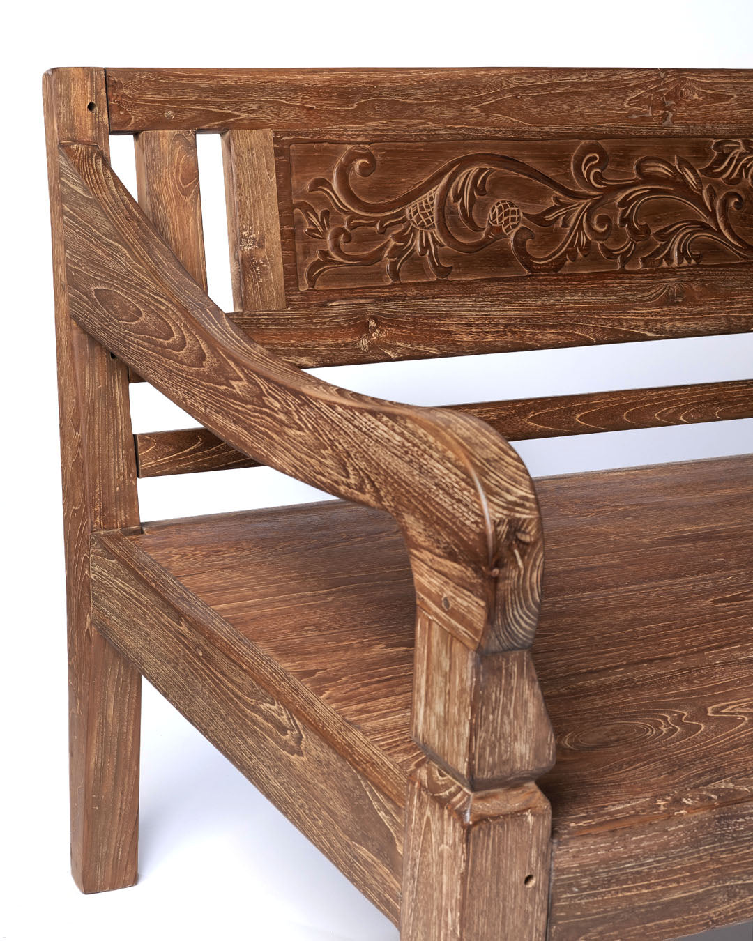 sofa de madera natural macizo de teca Batu Karas, tallado a mano con apoya brazos y respaldo, acabado natural, altura 85 cm largo 205 cm ancho 100 cm, fabricado en Indonesia