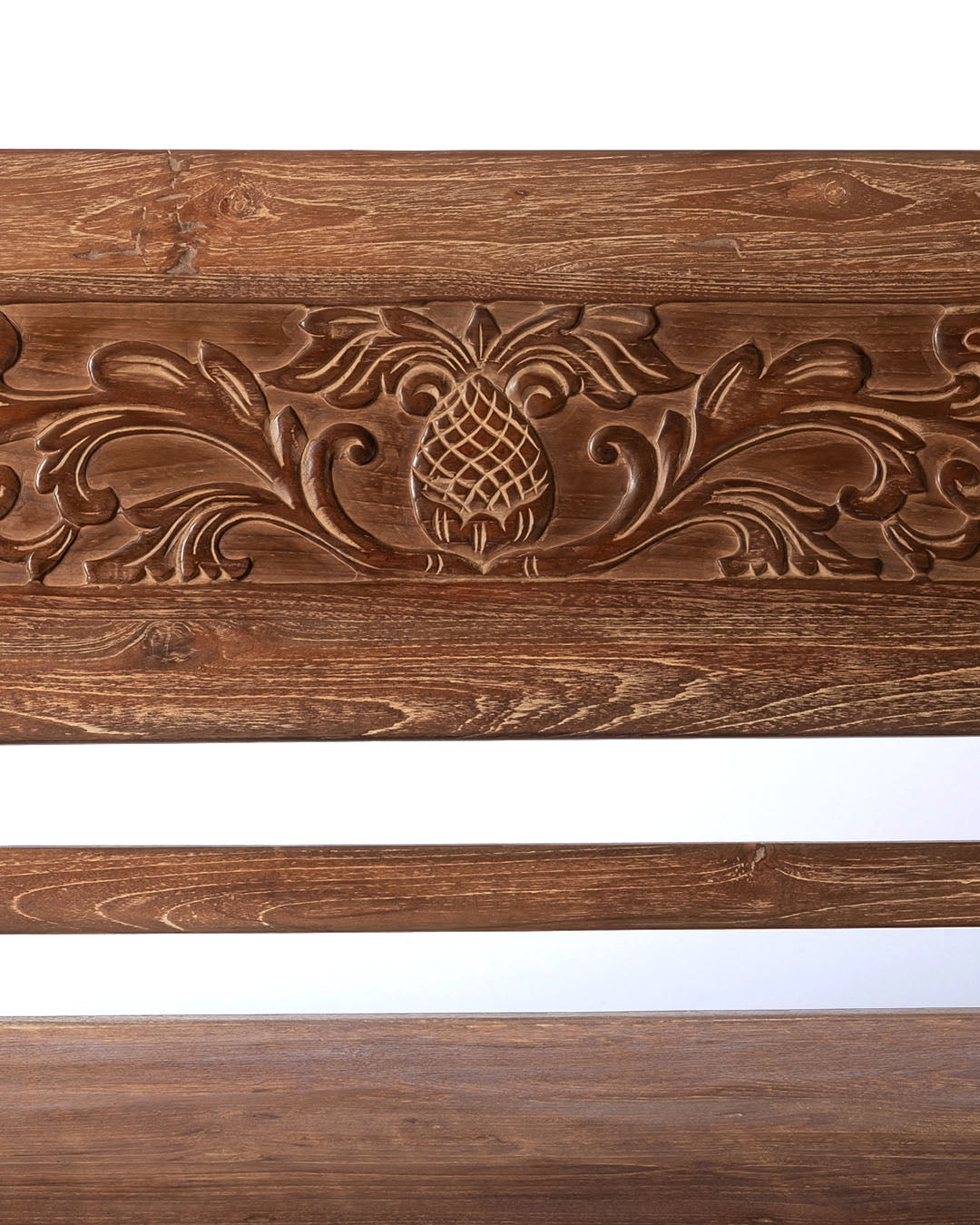 sofa de madera natural macizo de teca Batu Karas, tallado a mano con apoya brazos y respaldo, acabado natural, altura 85 cm largo 205 cm ancho 100 cm, fabricado en Indonesia