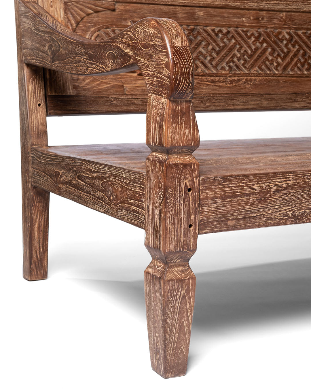 sofa de madera natural macizo de teca Batu Karas, tallado a mano con apoya brazos y respaldo, acabado natural, altura 85 cm largo 205 cm ancho 100 cm, fabricado en Indonesia