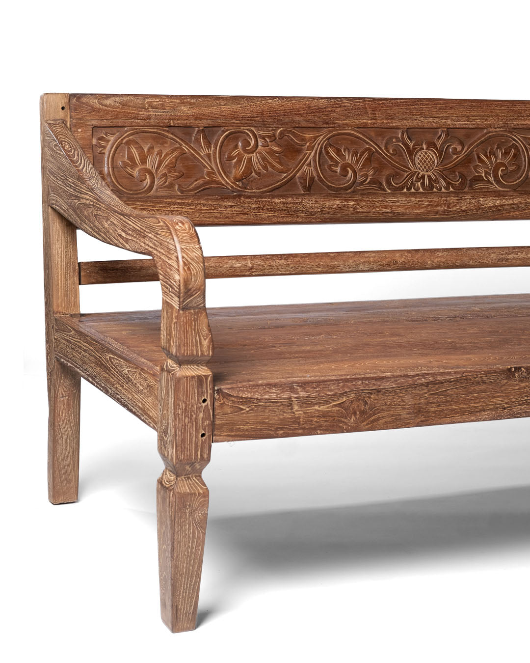 sofa de madera natural macizo de teca Batu Karas, tallado a mano con apoya brazos y respaldo, acabado natural, altura 85 cm largo 205 cm ancho 100 cm, fabricado en Indonesia