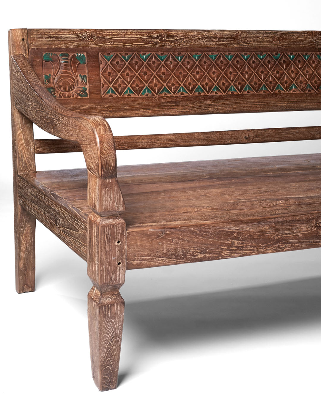 sofa de madera natural macizo de teca Batu Karas, tallado a mano con apoya brazos y respaldo, acabado natural, altura 85 cm largo 205 cm ancho 100 cm, fabricado en Indonesia