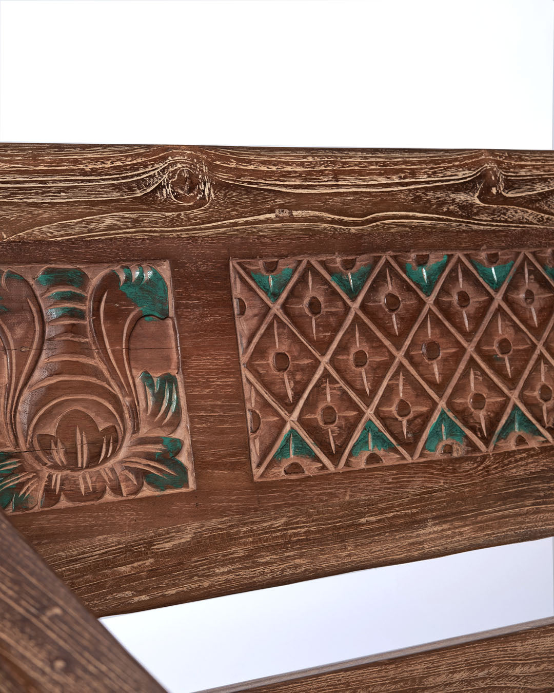 sofa de madera natural macizo de teca Batu Karas, tallado a mano con apoya brazos y respaldo, acabado natural, altura 85 cm largo 205 cm ancho 100 cm, fabricado en Indonesia