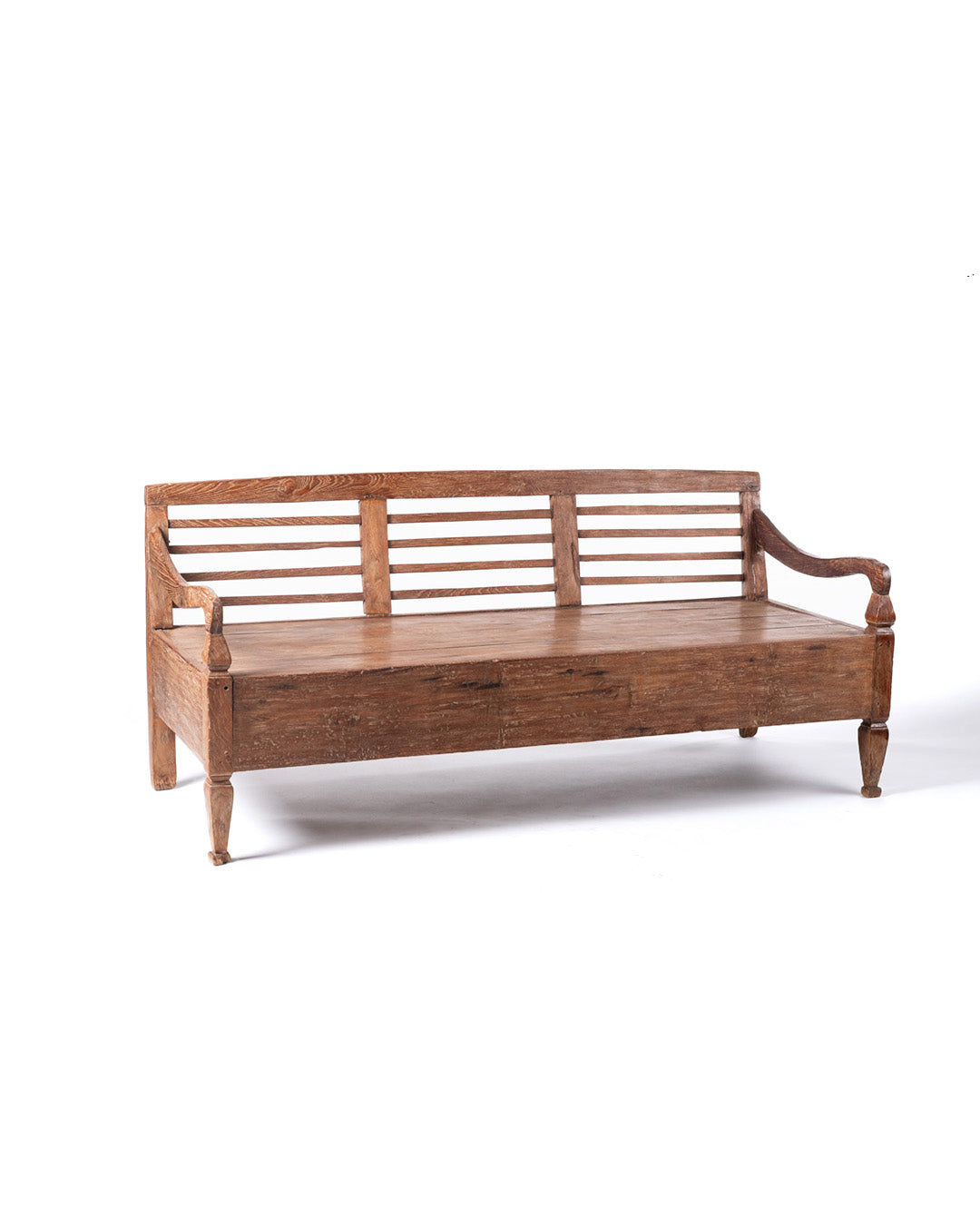 sofa de madera natural macizo de teca Batu Karas, tallado a mano con apoya brazos y respaldo, acabado natural, altura 85 cm largo 205 cm ancho 100 cm, fabricado en Indonesia