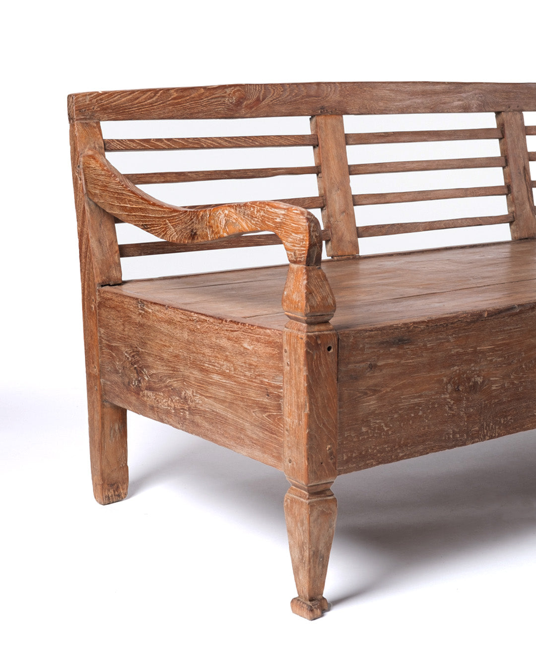 sofa de madera natural macizo de teca Batu Karas, tallado a mano con apoya brazos y respaldo, acabado natural, altura 85 cm largo 205 cm ancho 100 cm, fabricado en Indonesia