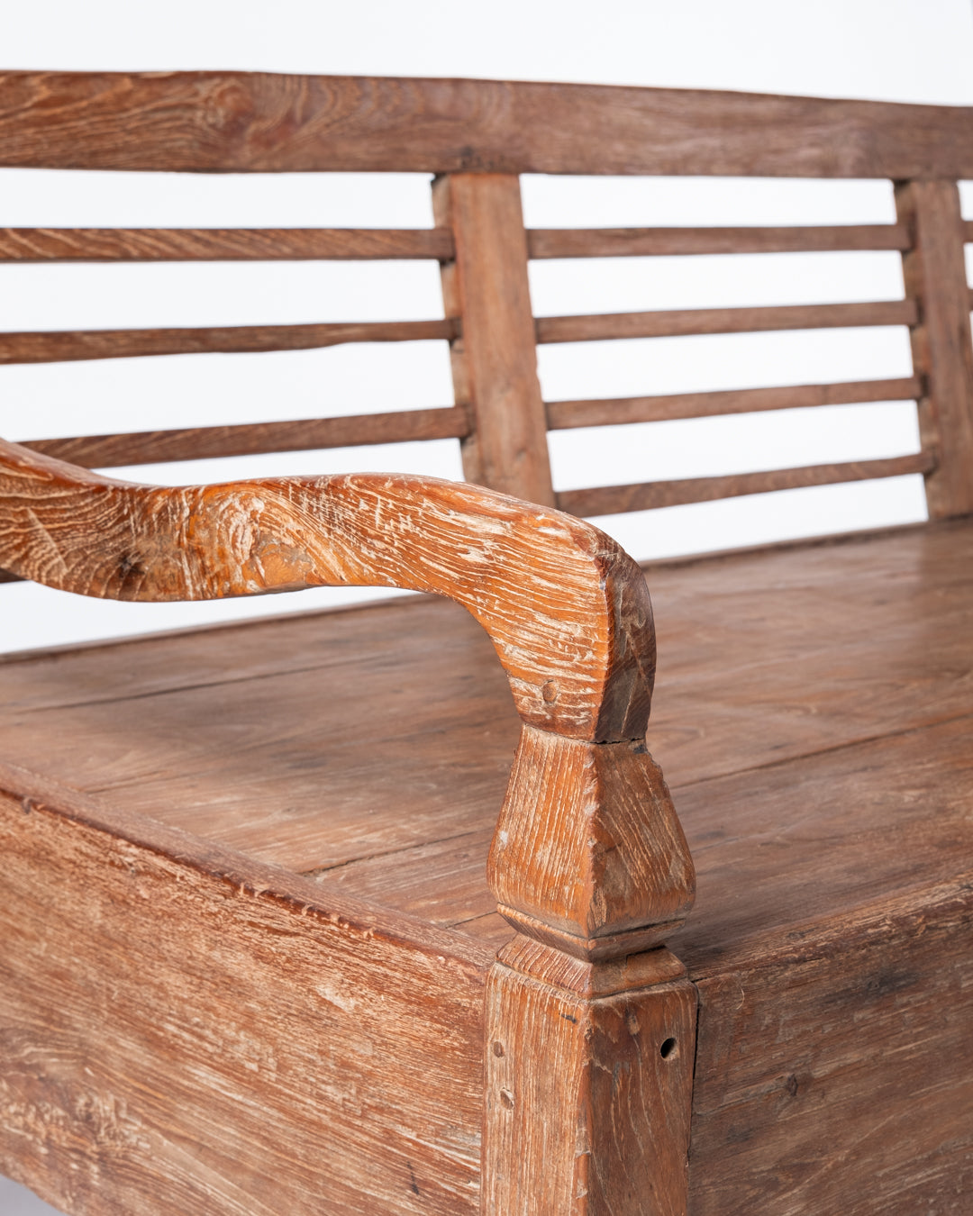 sofa de madera natural macizo de teca Batu Karas, tallado a mano con apoya brazos y respaldo, acabado natural, altura 85 cm largo 205 cm ancho 100 cm, fabricado en Indonesia