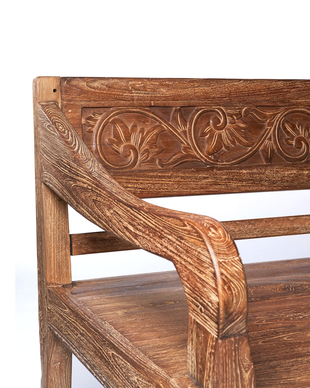 sofa de madera natural macizo de teca Batu Karas, tallado a mano con apoya brazos y respaldo, acabado natural, altura 85 cm largo 205 cm ancho 100 cm, fabricado en Indonesia