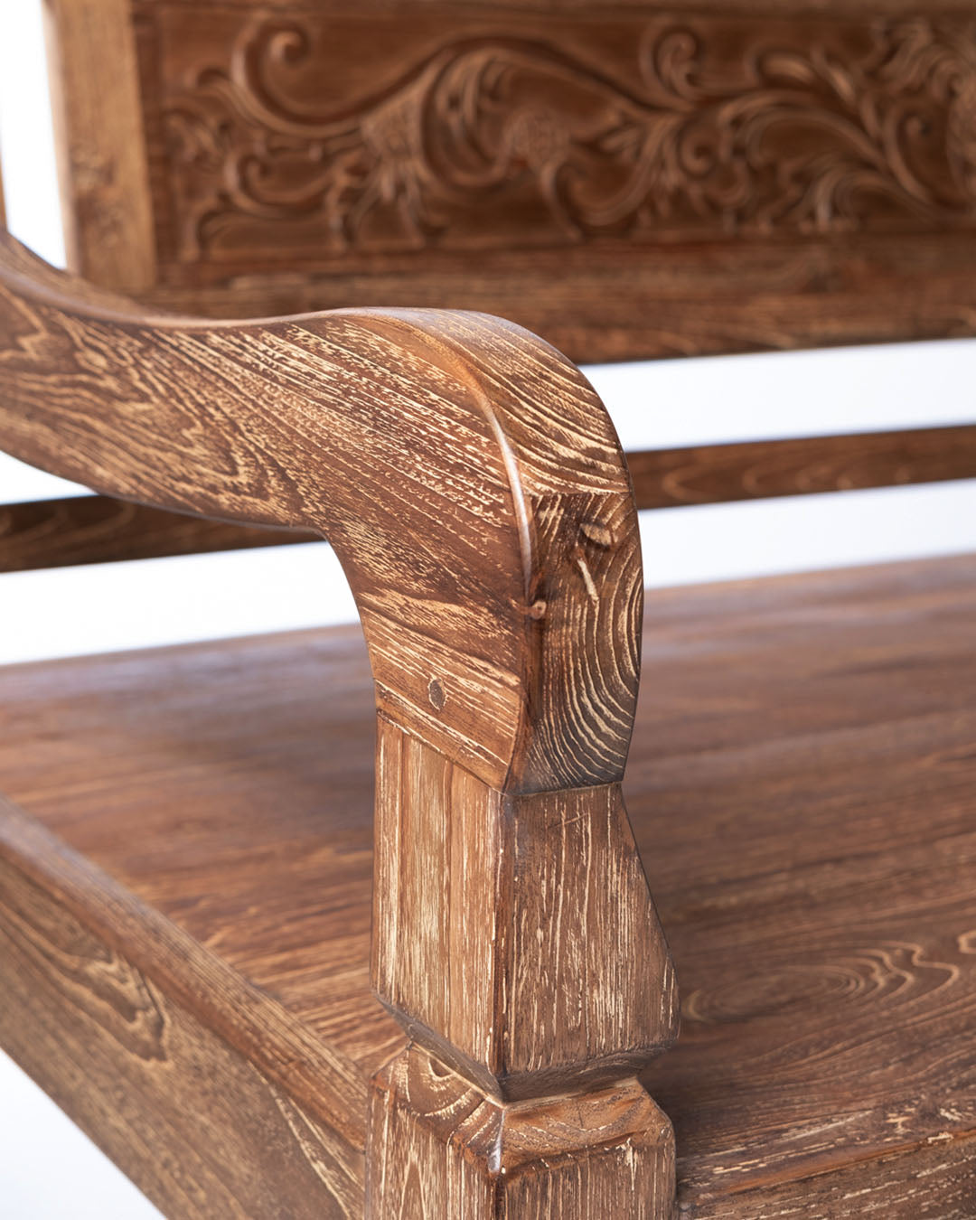 sofa de madera natural macizo de teca Batu Karas, tallado a mano con apoya brazos y respaldo, acabado natural, altura 85 cm largo 205 cm ancho 100 cm, fabricado en Indonesia