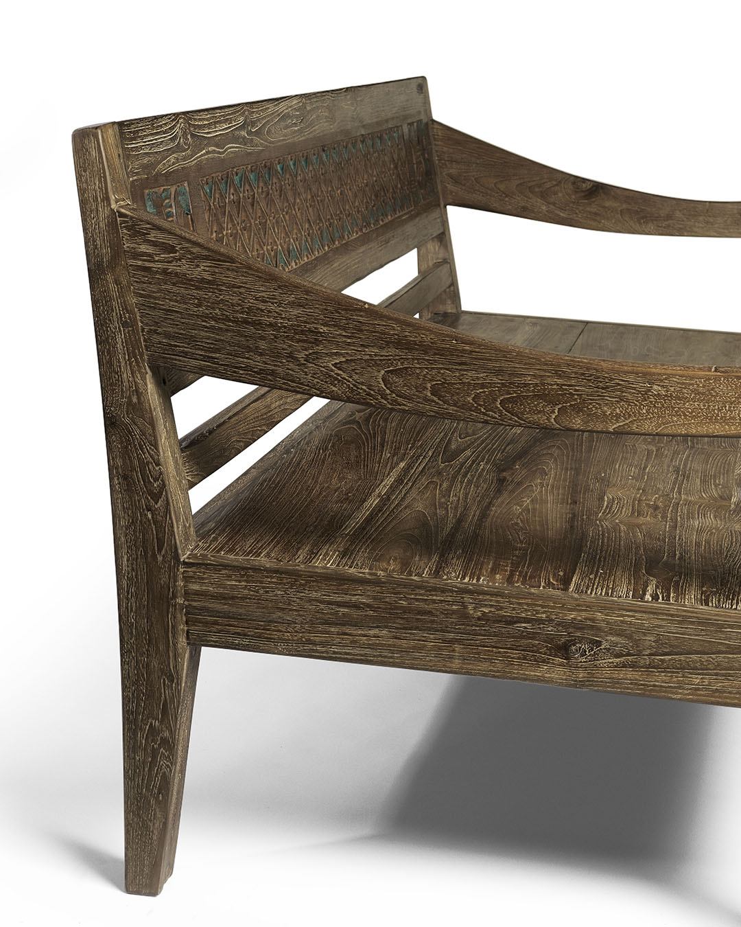 sofa de madera natural macizo de teca Batu Karas, tallado a mano con apoya brazos y respaldo, acabado natural, altura 85 cm largo 205 cm ancho 100 cm, fabricado en Indonesia