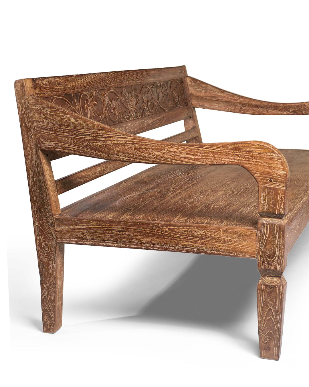 sofa de madera natural macizo de teca Batu Karas, tallado a mano con apoya brazos y respaldo, acabado natural, altura 85 cm largo 205 cm ancho 100 cm, fabricado en Indonesia