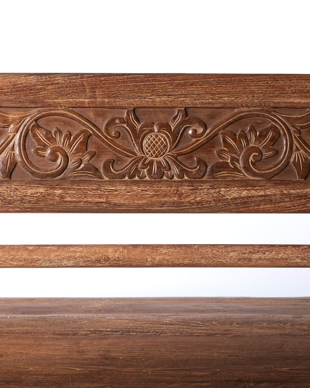 sofa de madera natural macizo de teca Batu Karas, tallado a mano con apoya brazos y respaldo, acabado natural, altura 85 cm largo 205 cm ancho 100 cm, fabricado en Indonesia