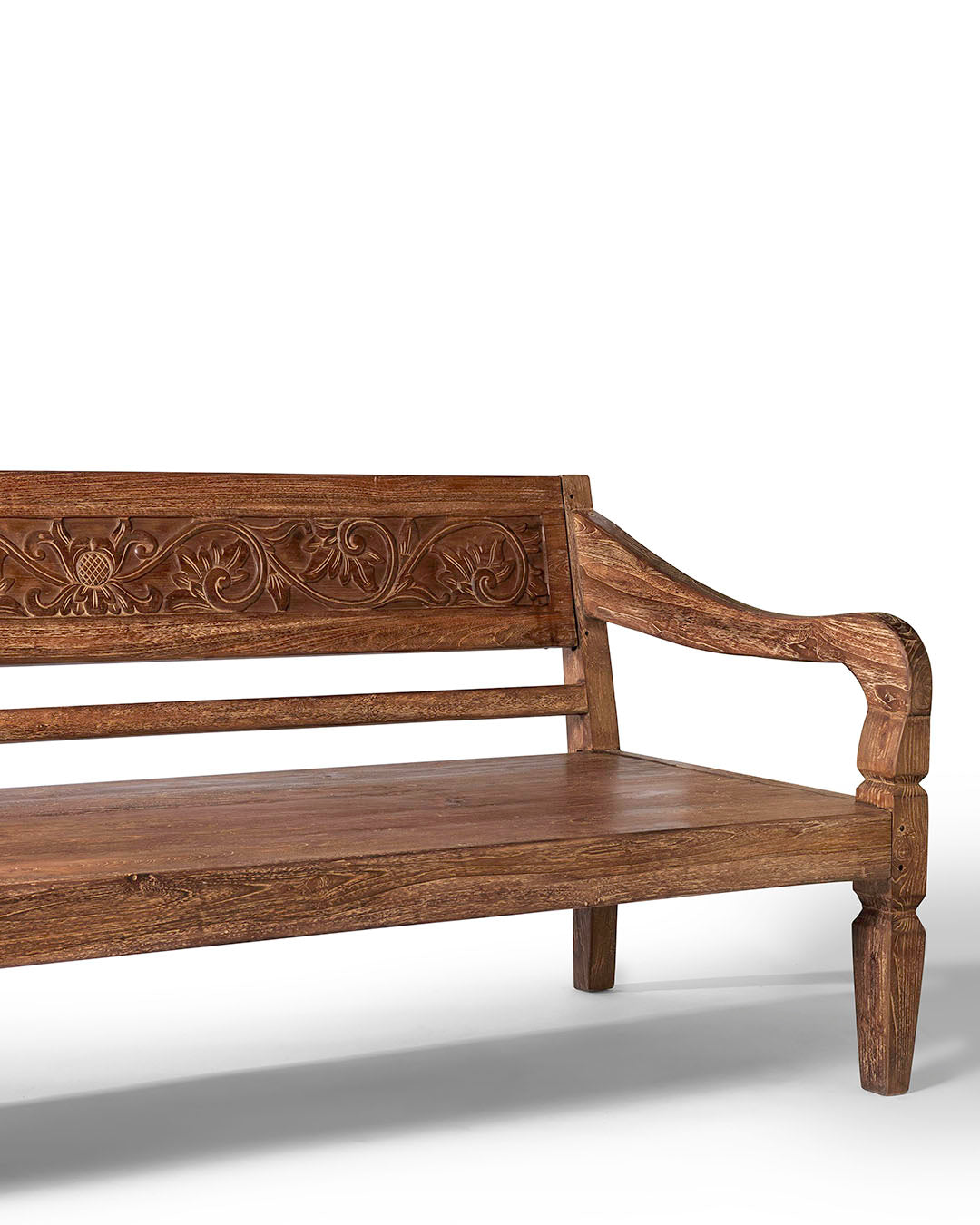 sofa de madera natural macizo de teca Batu Karas, tallado a mano con apoya brazos y respaldo, acabado natural, altura 85 cm largo 205 cm ancho 100 cm, fabricado en Indonesia