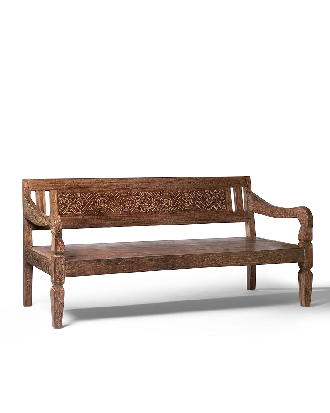 sofa de madera natural macizo de teca Batu Karas, tallado a mano con apoya brazos y respaldo, acabado natural, altura 85 cm largo 205 cm ancho 100 cm, fabricado en Indonesia