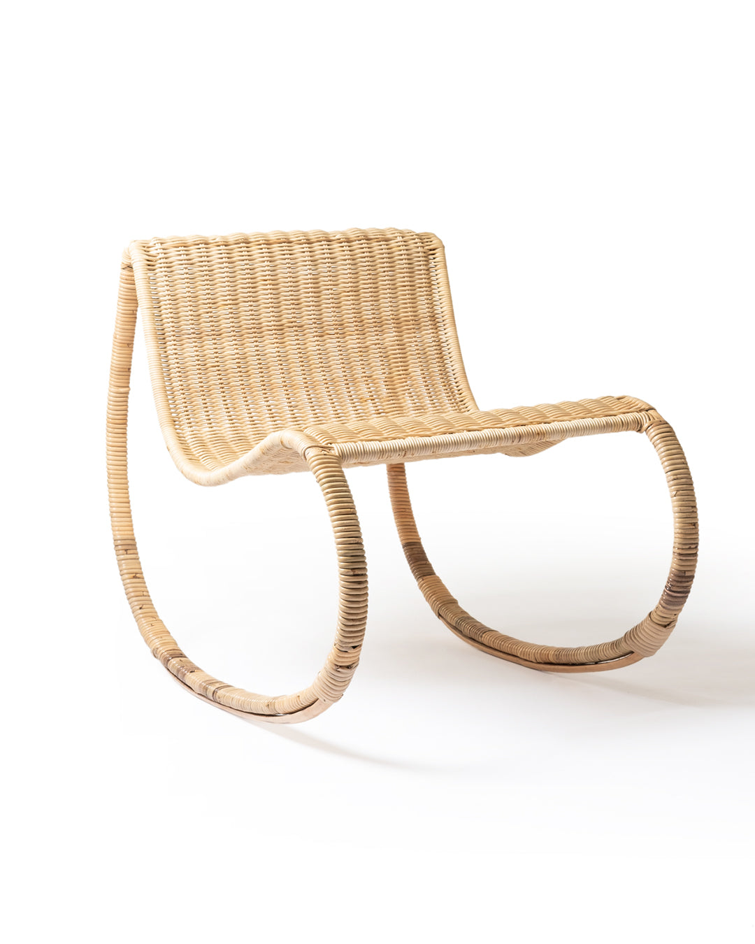 Silla mecedora de ratán natural Kukup, fabricado a mano con acabado natural, altura 80 cm largo 66 cm profundidad 102 cm, origen Indonesia