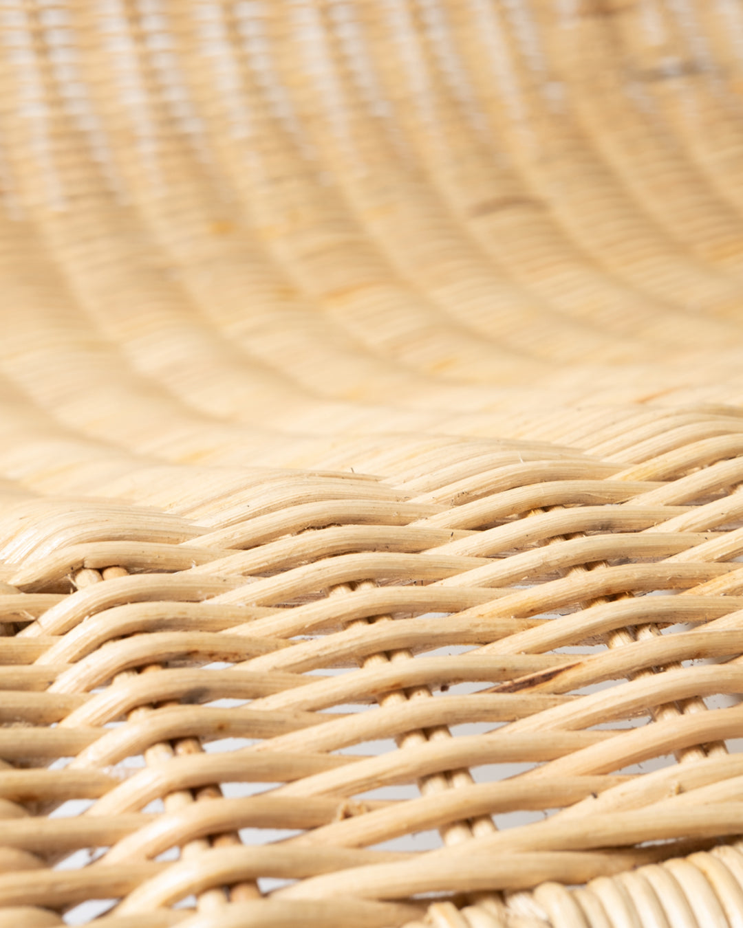 Silla mecedora de ratán natural Kukup, fabricado a mano con acabado natural, altura 80 cm largo 66 cm profundidad 102 cm, origen Indonesia