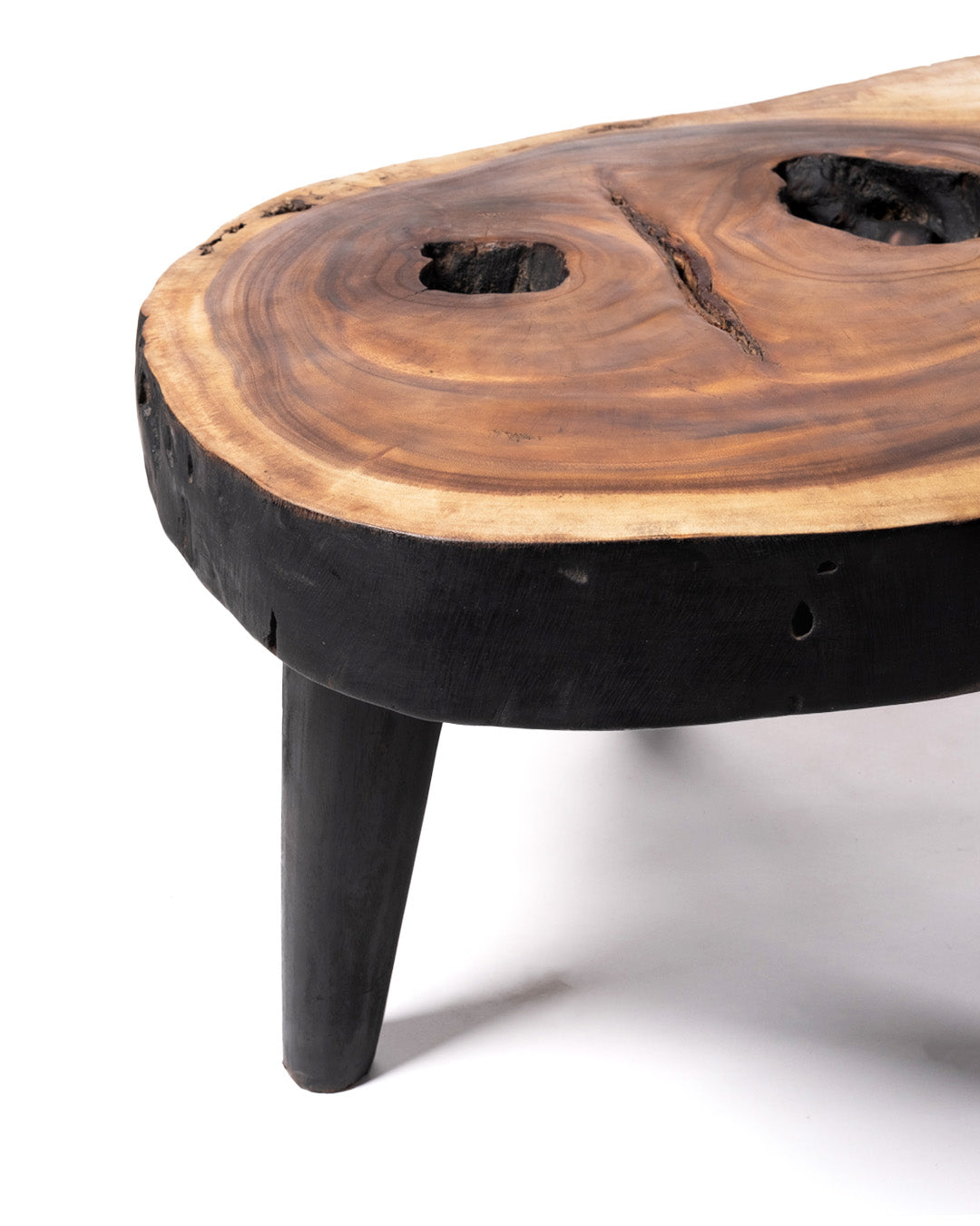 Mesa de centro de madera maciza natural de teca Bau Bau tronco rustico, hecho a mano acabado natural con detalles en negro, disponible en diferentes medidas, origen Indonesia