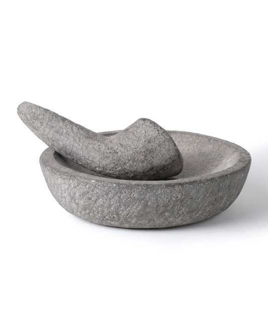Mortero de cocina  plato plano de piedra de rio natural Ketapang con palo machacador de molienda, esculpido a mano, disponible en 2 medidas, origen Indonesia