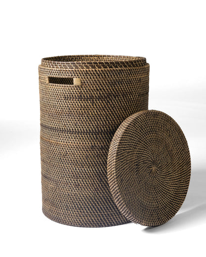 Cesto de ratán 100% natural Grande Komodo decorativo con tapa y asas, hecho a mano con acabado natural de forma cilíndrica, 58 cm de diámetro x 40 cm de altura, fabricado en Indonesia