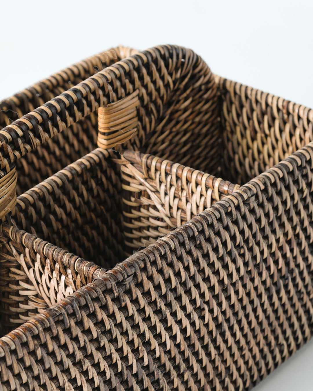 Porta botellas decorativo Biak R de ratán natural hecho a mano en Indonesia, altura 18 cm largo 27 cm profundidad 19 cm.