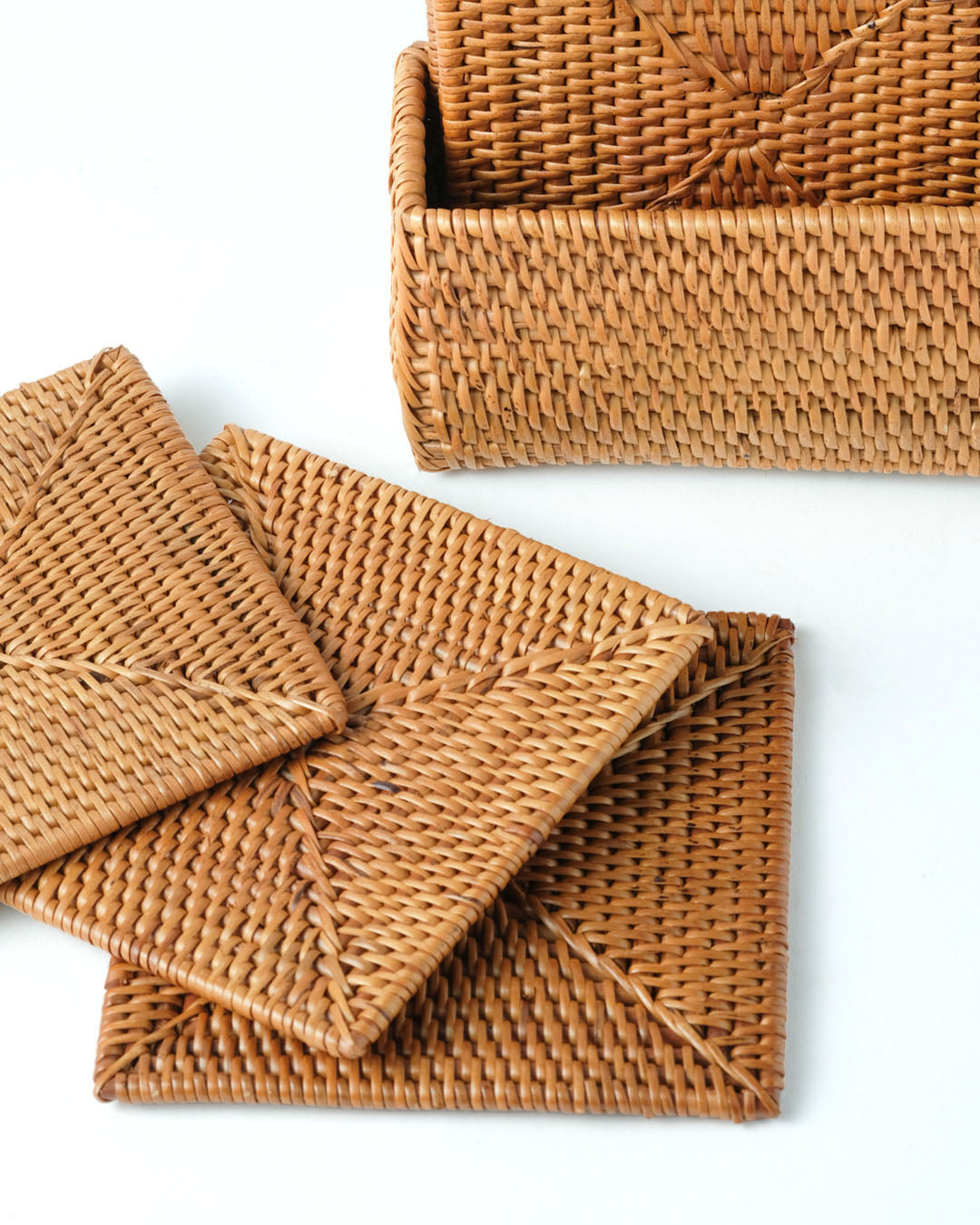 Set de 6 Posavasos Parepare de ratán natural halus echo a mano de Indonesia, cuadrado altura 11 cm largo 11 cm profundidad 4,5 cm.