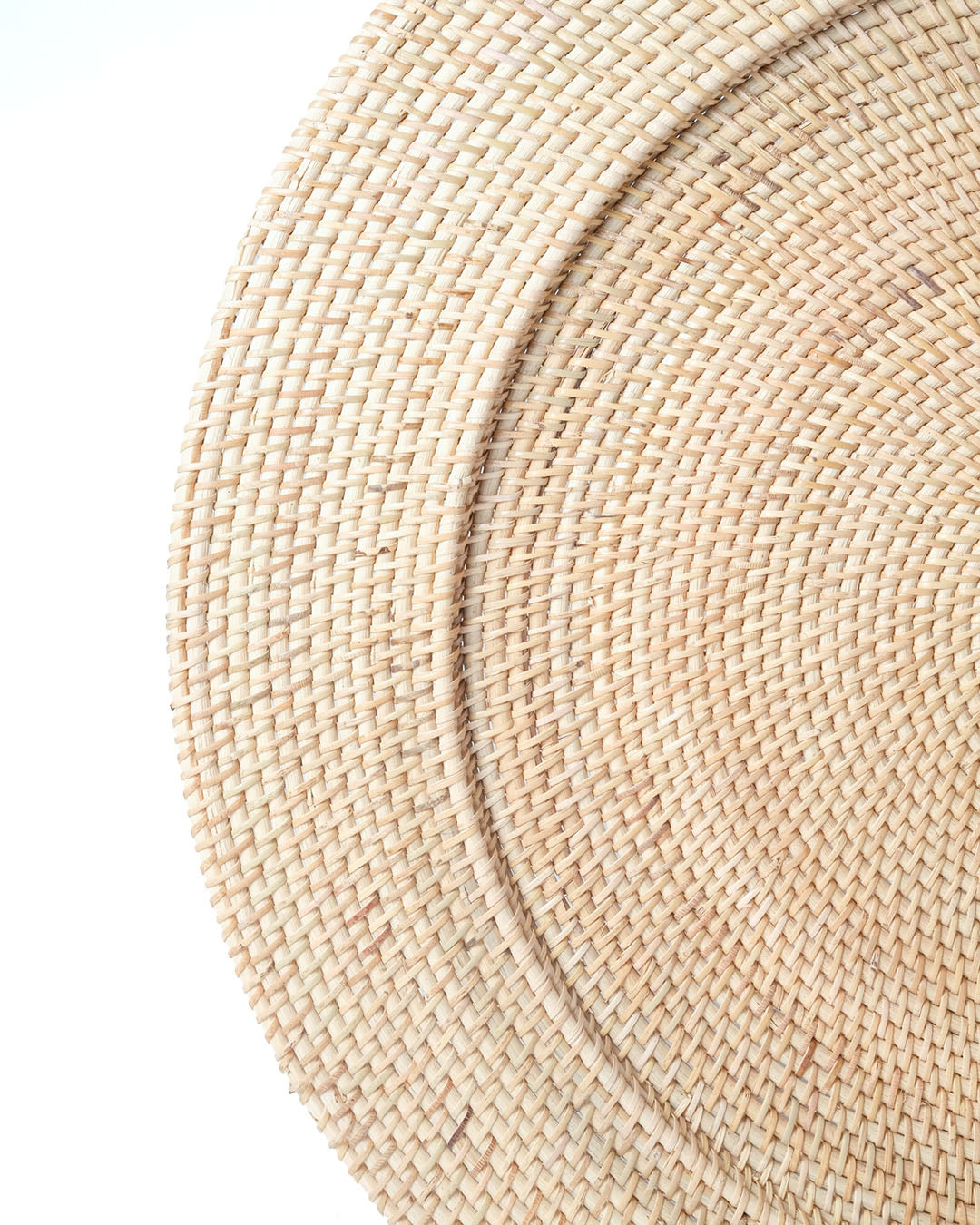 Plato decorativo redondo de ratán Seram, tres colores disponibles, echo a mano por artesanos de Indonesia altura 4 cm Ø70 cm