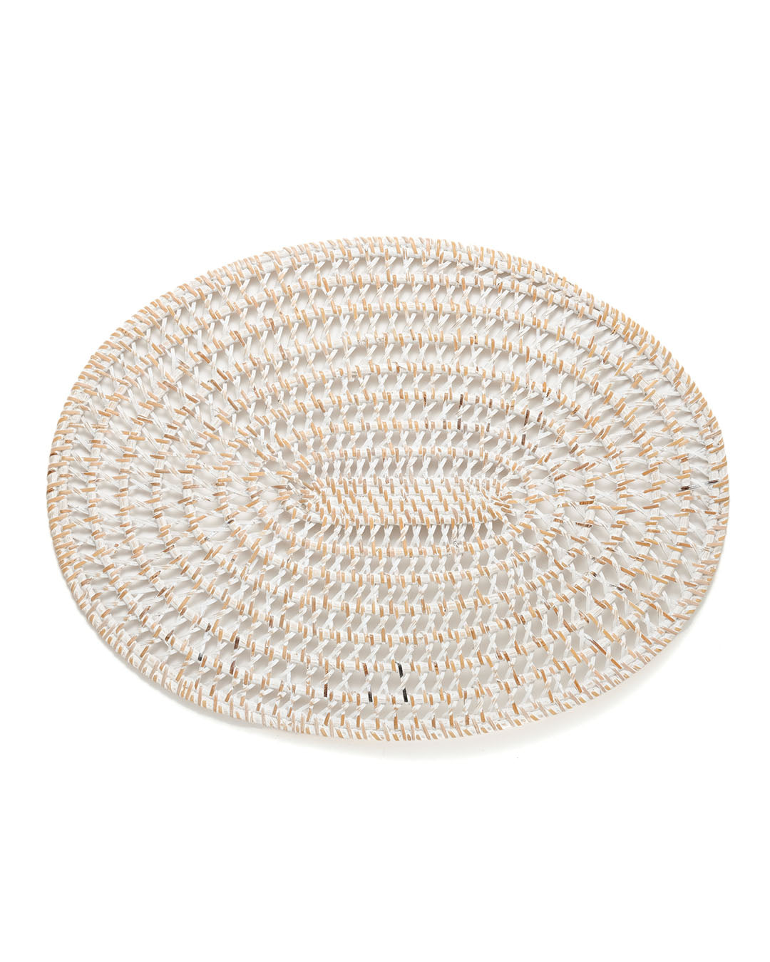 Mantel individual de ratán natural calado y ovalado Sumenep decorativo, hecho a a mano con acabado blanco, largo 44 cm profundidad 33 cm, fabricado en Indonesia