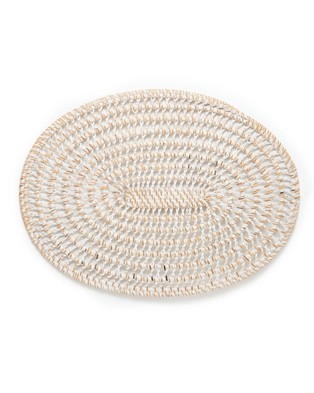 Mantel individual de ratán natural calado y ovalado Sumenep decorativo, hecho a a mano con acabado blanco, largo 44 cm profundidad 33 cm, fabricado en Indonesia