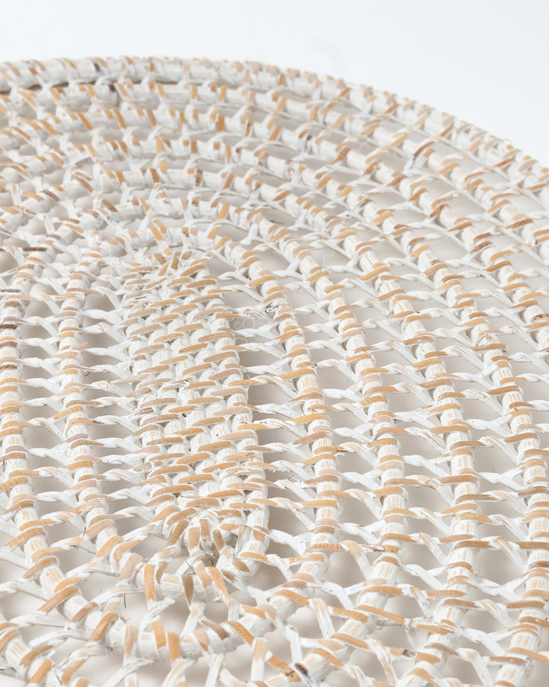 Mantel individual de ratán natural calado y ovalado Sumenep decorativo, hecho a a mano con acabado blanco, largo 44 cm profundidad 33 cm, fabricado en Indonesia