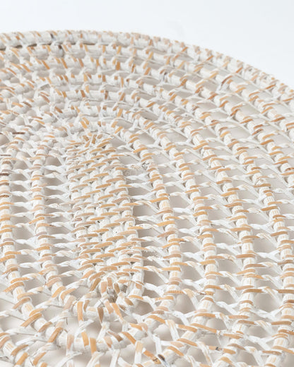 Mantel individual de ratán natural calado y ovalado Sumenep decorativo, hecho a a mano con acabado blanco, largo 44 cm profundidad 33 cm, fabricado en Indonesia