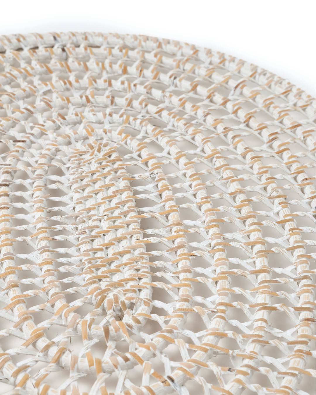 Mantel individual de ratán natural calado y ovalado Sumenep decorativo, hecho a a mano con acabado blanco, largo 44 cm profundidad 33 cm, fabricado en Indonesia