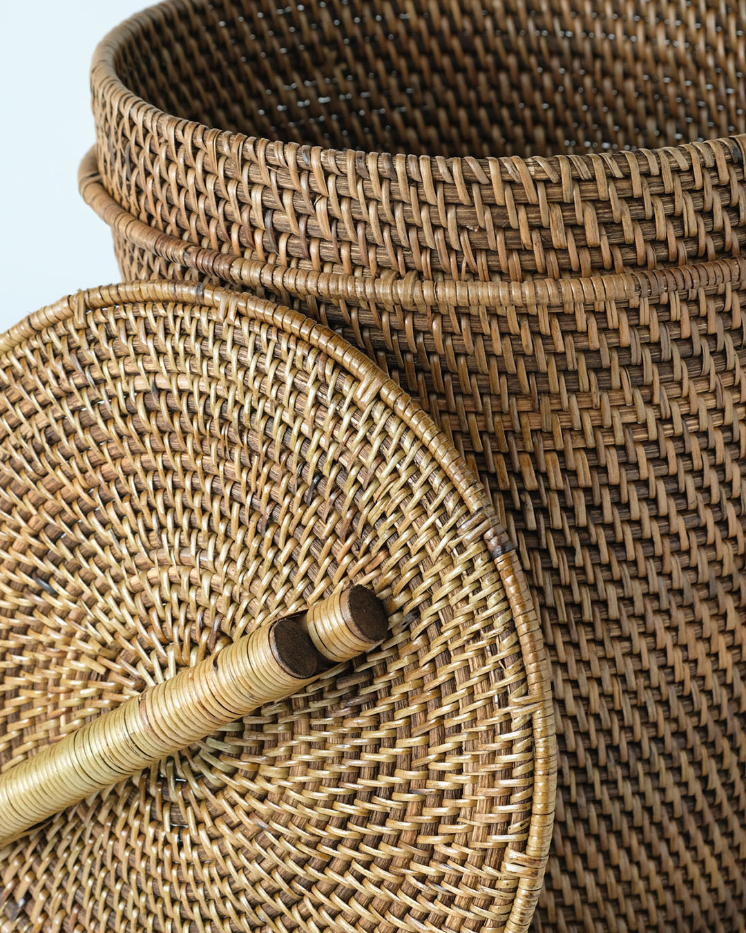 Cesto de ratán 100% natural Java decorativo con tapa con agarre, hecho a mano en acabado natural o blanco, diámetro 26 x altura 33, fabricado en Indonesia