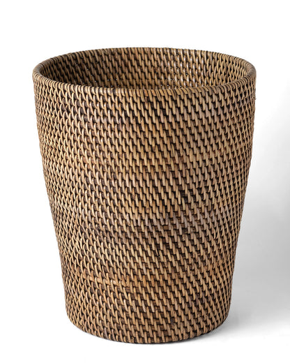 Papelera cesto de ratán natural Riau redondo, hecho a mano con acabado oscuro, altura 28 cm diámetro 23 cm, fabricado en Indonesia
