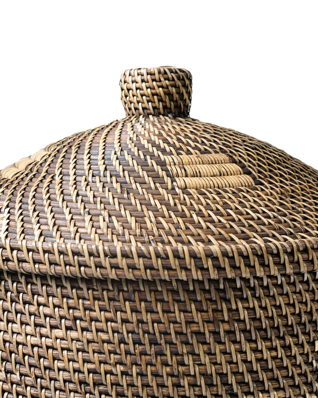 Cesto de ratán 100% natural Sumba decorativo con asas y tapa, hecho a mano con acabado natural de forma cilindrica, trenzado a mano con dibujos diferentes, 52 cm de altura con 40 cm de diámetro, fabricado en Indonesia