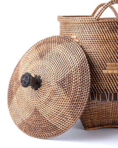Cesto de ratán 100% natural Grande Togian Islands decorativo con asas y tapa con agarre de madera tallada a mano, hecho a mano con acabado natural y diferentes trenzados, Altura 60 cm x  43 cm de diámetro, fabricado en Indonesia