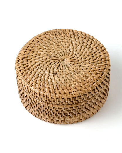 Caja de ratán 100% natural Bawean decorativa, trenzado a mano, acabado natural con tapa, redondo 12 cm de diámetro, fabricado en Indonesia