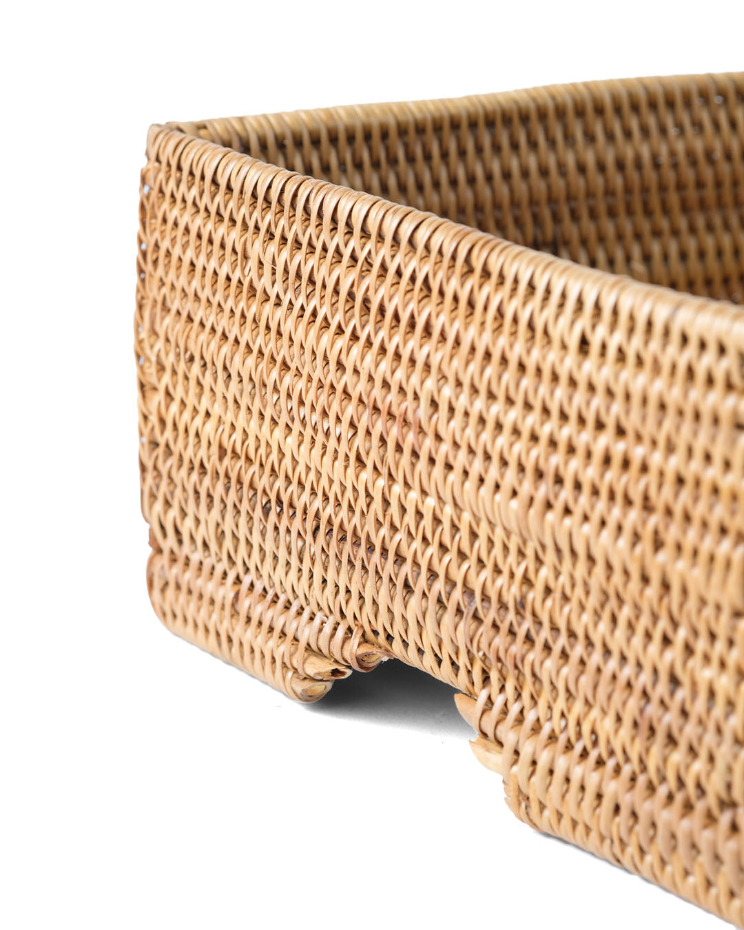 Servilletero decorativo Sumedang de ratán natural echo a mano en Indonesia, altura 8 cm largo 20 cm profundidad 16 cm.