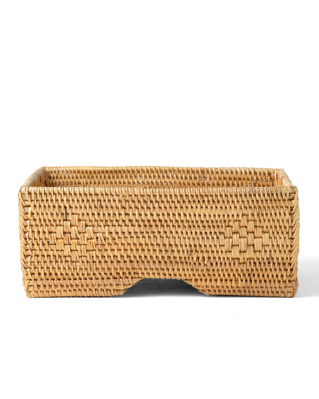 Servilletero decorativo Sumedang de ratán natural echo a mano en Indonesia, altura 8 cm largo 20 cm profundidad 16 cm.
