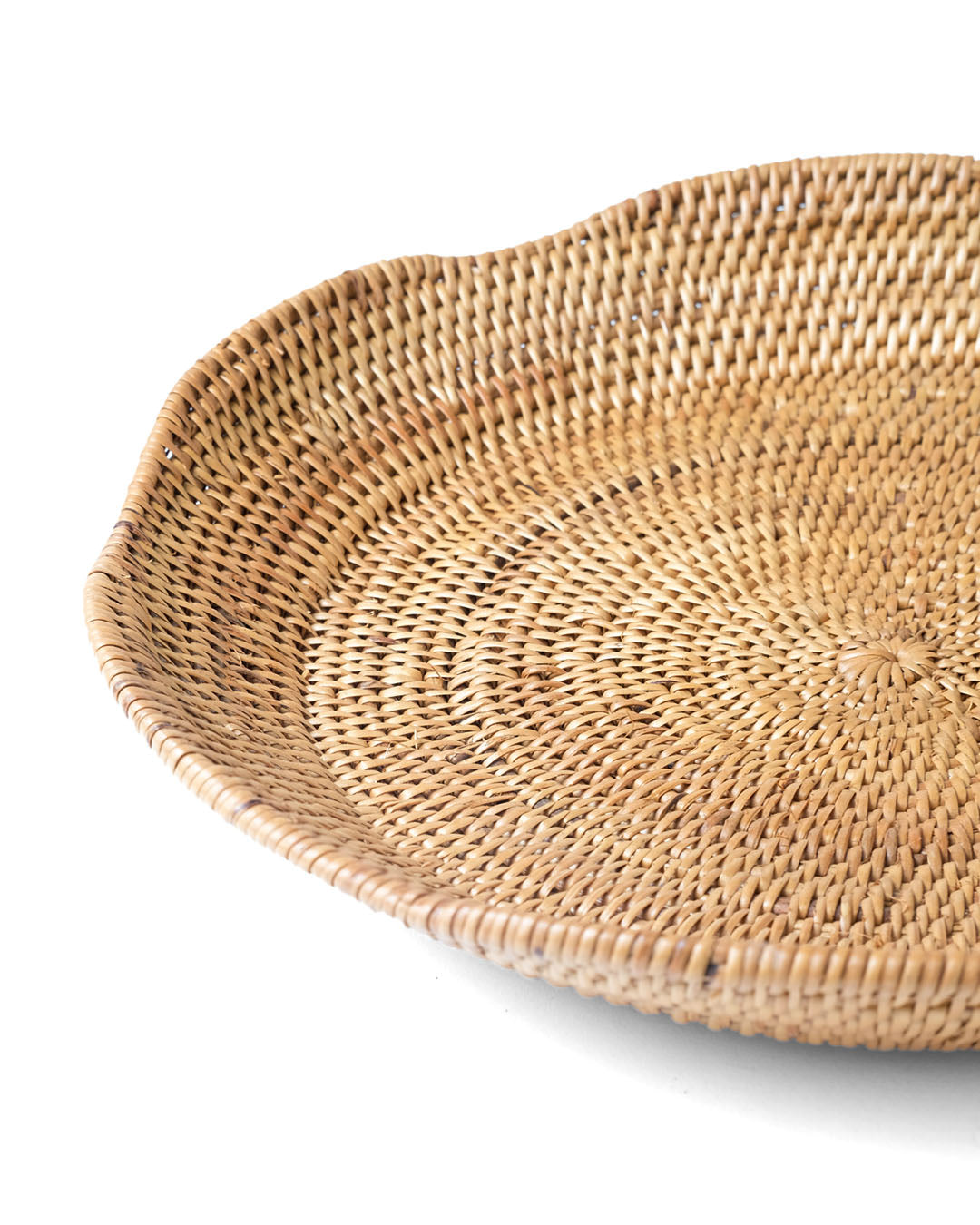 bandeja decorativa de ratán 100% natural de Halus Penkabaru redonda con forma de flor, hecho a mano por artesanos, acabado natural  con 24 cm de diámetro, fabricado en Indonesia